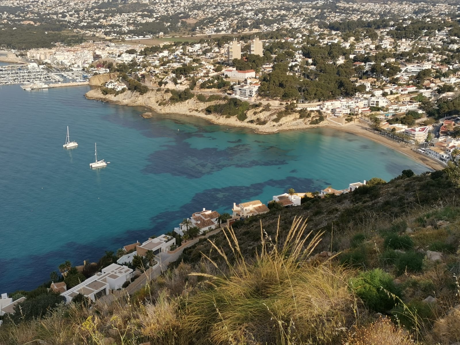 Beschutte baai El Portet bij Moraira aan de Middellandse Zee